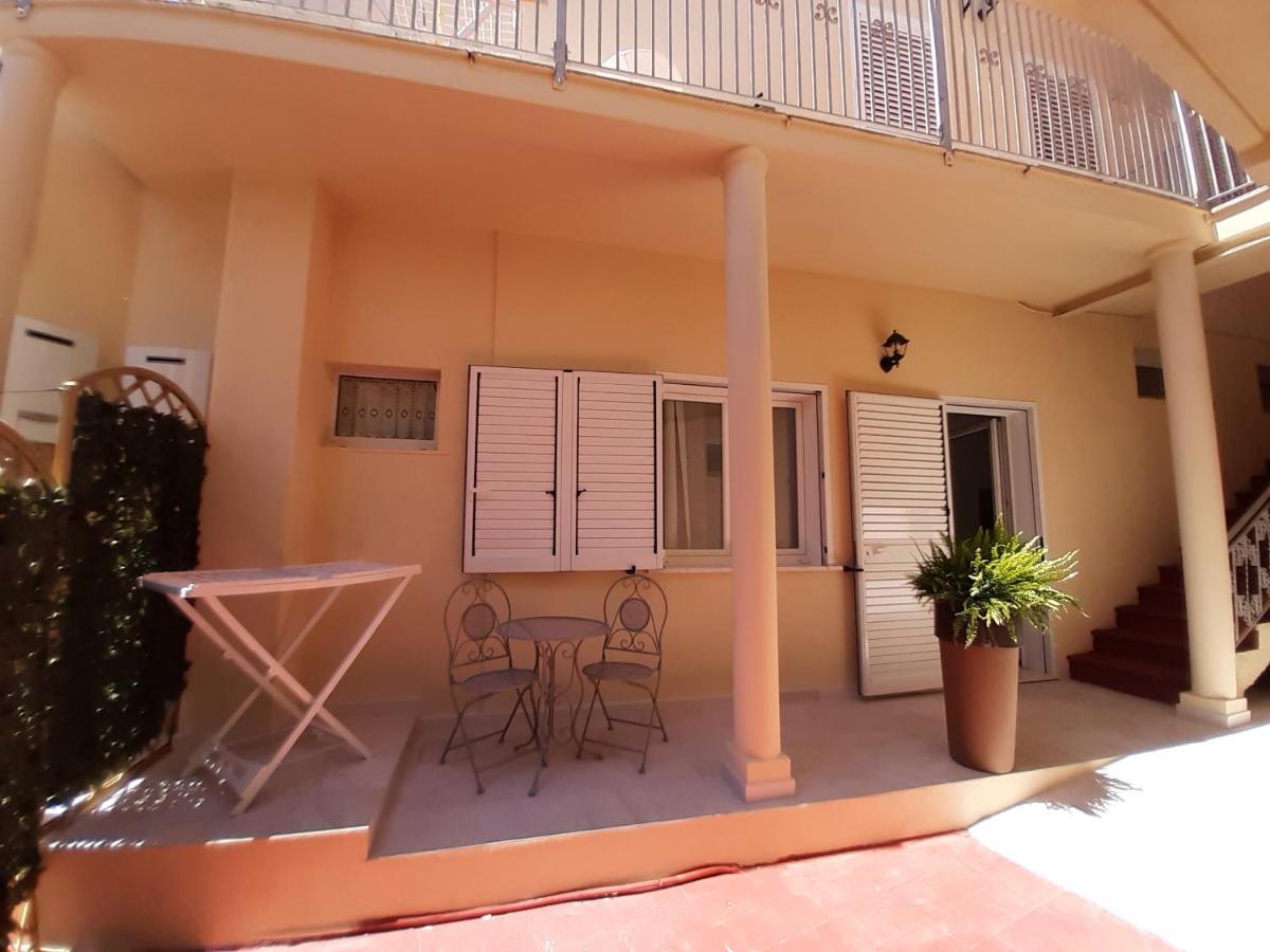 Affittacamere Le Rondini Domus De Maria Exterior foto