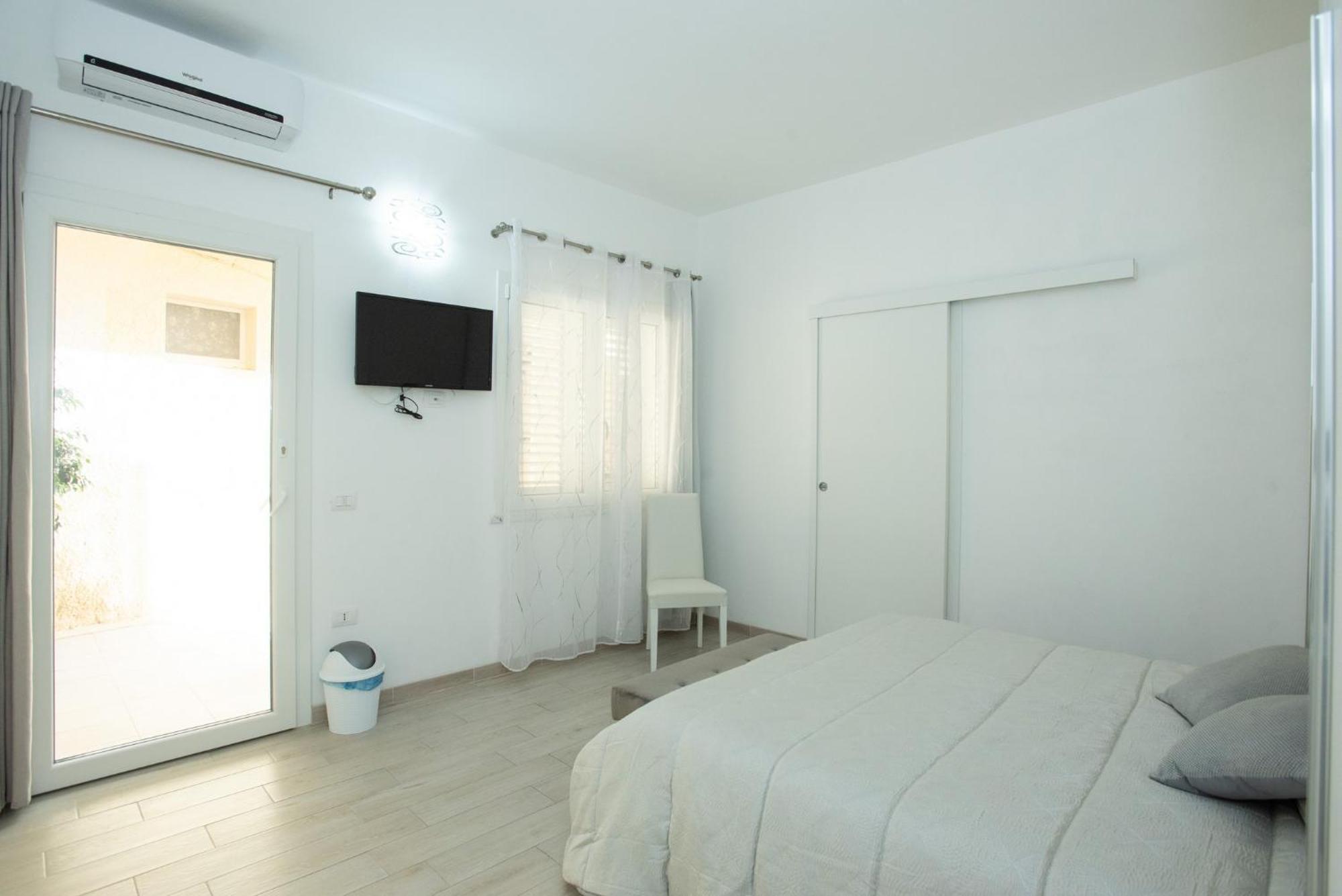 Affittacamere Le Rondini Domus De Maria Exterior foto