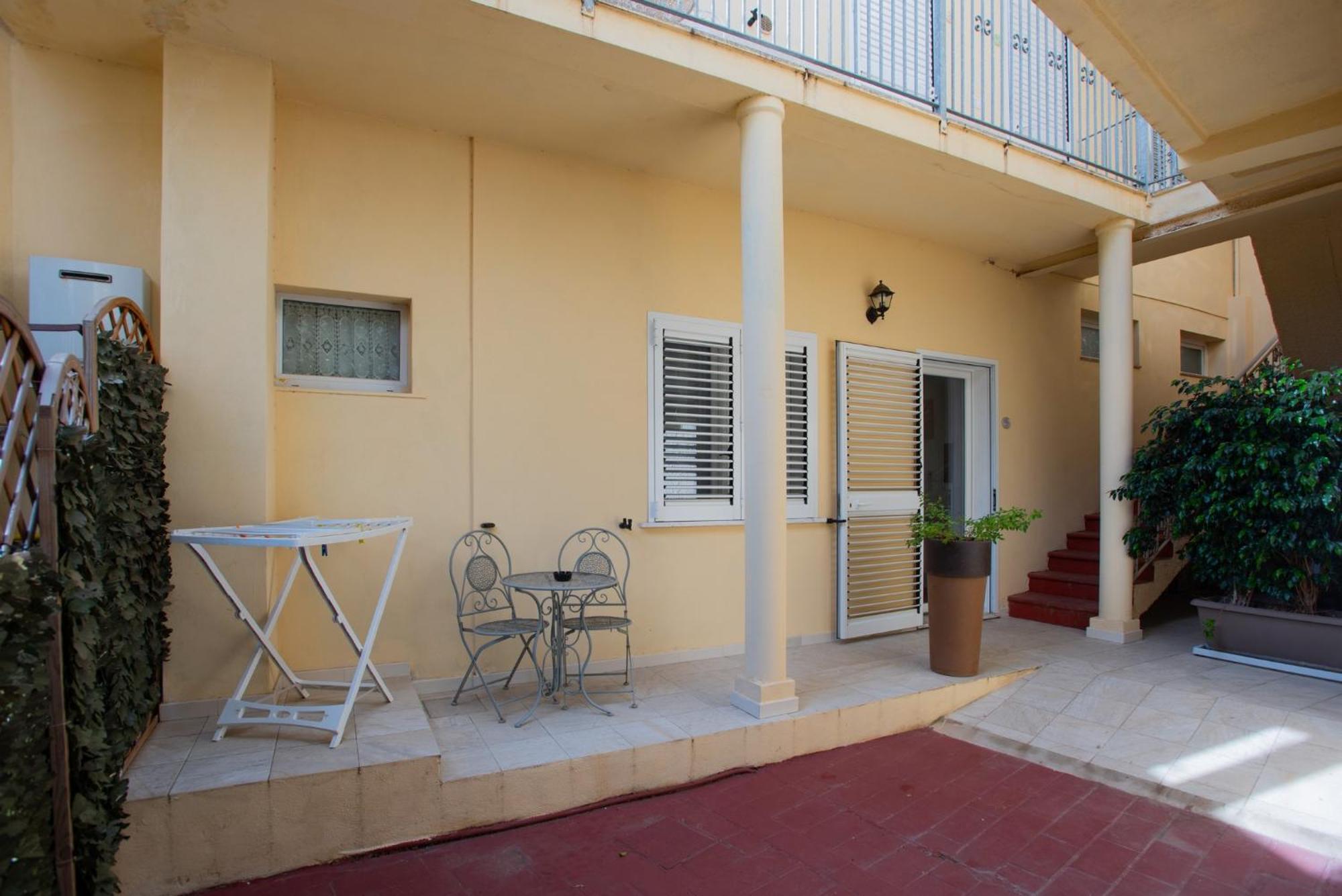 Affittacamere Le Rondini Domus De Maria Exterior foto
