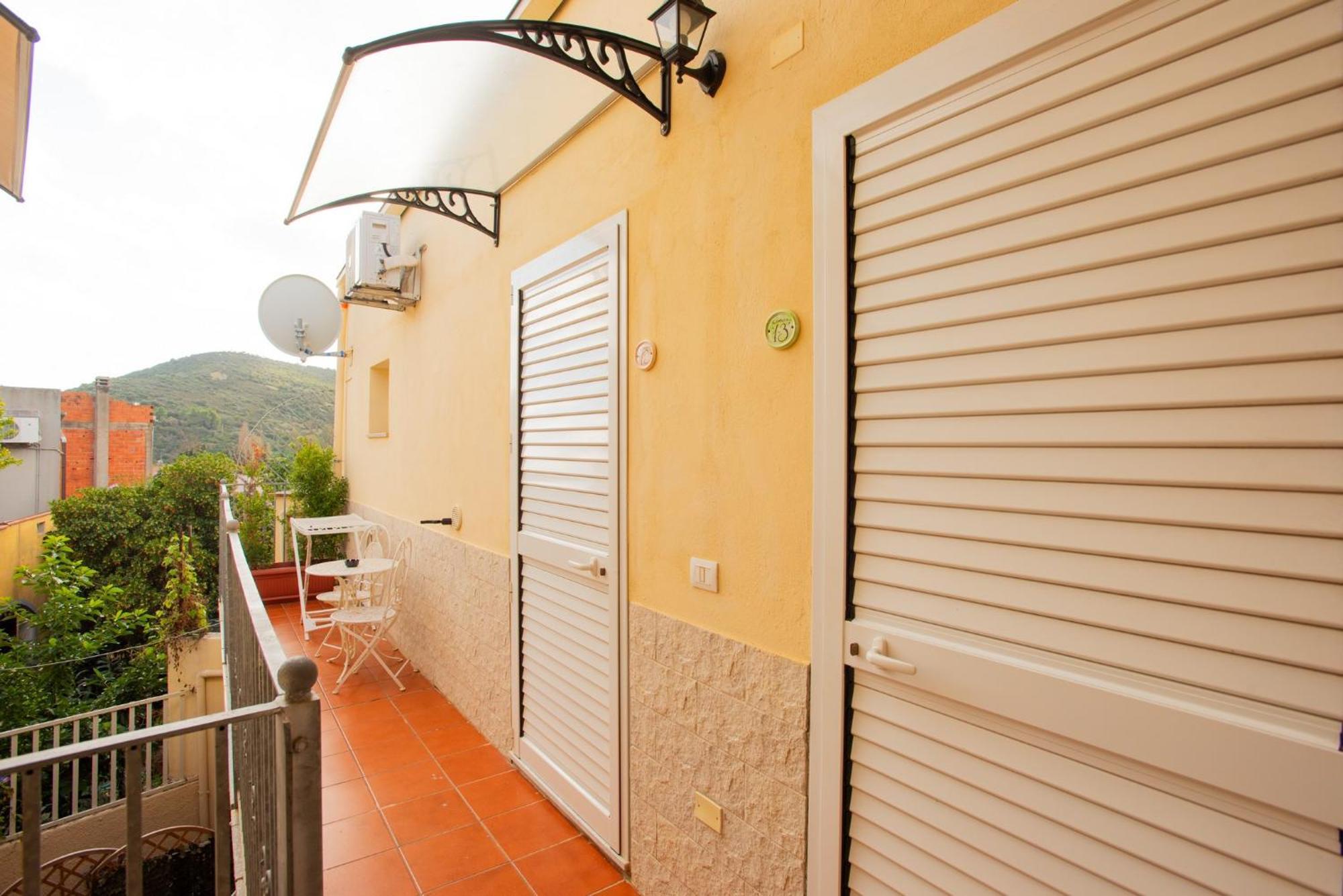 Affittacamere Le Rondini Domus De Maria Exterior foto
